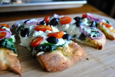 Греческая пицца на пшеничных лепешках | Простые рецепты на каждый день
