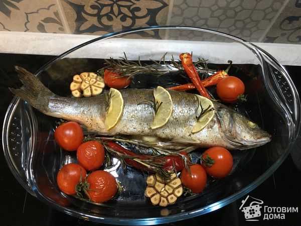 Сибас, запеченный с помидорами и оливковой пастой | Простые рецепты на каждый день